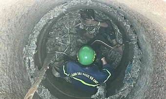 Cứu bé trai rơi xuống giếng sâu 20 m