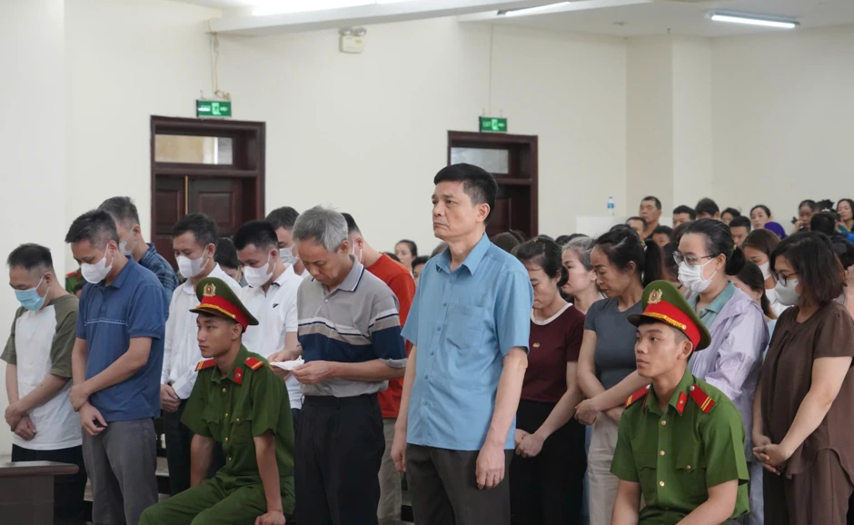Cựu Cục trưởng An toàn thực phẩm Trần Việt Nga và chồng được giảm án Cựu Cục trưởng An toàn thực phẩm Trần Việt Nga và chồng được giảm án