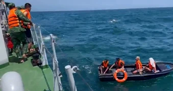 Cứu được 2 ngư dân cuối cùng trong vụ tàu cá gặp nạn trên biển Hải Phòng