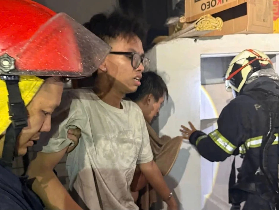 Cứu hai người khỏi đám cháy lúc rạng sáng ở Hà Nội Cứu hai người khỏi đám cháy lúc rạng sáng ở Hà Nội