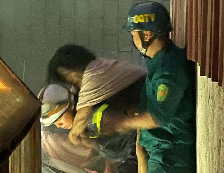 Cứu hộ đám cháy ở Hà Nội , 4 người mắc kẹt được giải cứu an toàn Cứu hộ đám cháy ở Hà Nội , 4 người mắc kẹt được giải cứu an toàn