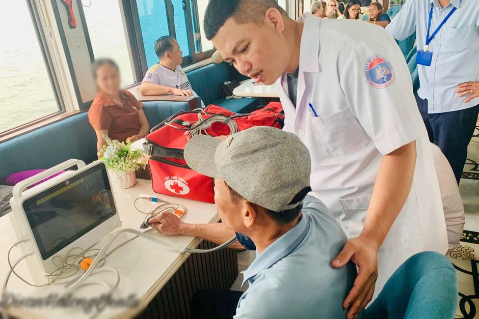 Cứu kịp thời du khách gặp sự cố sức khỏe trên vịnh Hạ Long Cứu kịp thời du khách gặp sự cố sức khỏe trên vịnh Hạ Long