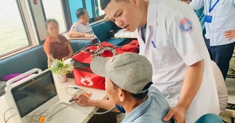 Cứu kịp thời du khách gặp sự cố sức khỏe trên vịnh Hạ Long