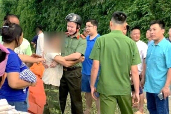 Cứu người đàn ông trèo lên cây cao 15m, đứng chơi vơi trên không trung Cứu người đàn ông trèo lên cây cao 15m, đứng chơi vơi trên không trung