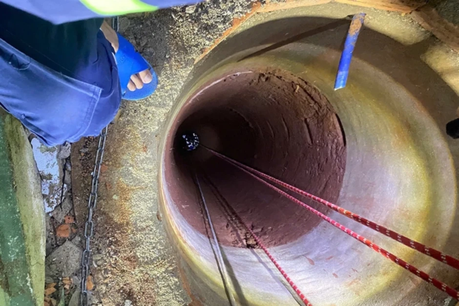 Cứu người phụ nữ kẹt suốt 8 giờ dưới giếng sâu 30 m Cứu người phụ nữ kẹt suốt 8 giờ dưới giếng sâu 30 m