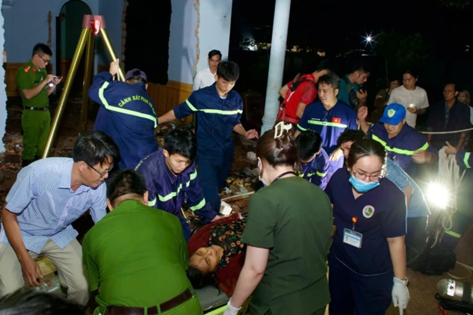 Cứu người phụ nữ kẹt suốt 8 giờ dưới giếng sâu 30 m Cứu người phụ nữ kẹt suốt 8 giờ dưới giếng sâu 30 m