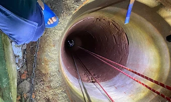 Cứu người phụ nữ kẹt suốt 8 giờ dưới giếng sâu 30 m
