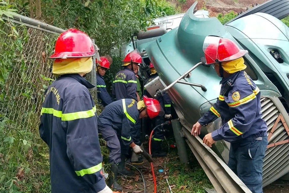 Cứu tài xế mắc kẹt sau tai nạn trên cao tốc Đà Nẵng - Quảng Ngãi Cứu tài xế mắc kẹt sau tai nạn trên cao tốc Đà Nẵng - Quảng Ngãi
