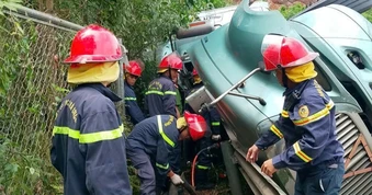 Cứu tài xế mắc kẹt sau tai nạn trên cao tốc Đà Nẵng - Quảng Ngãi