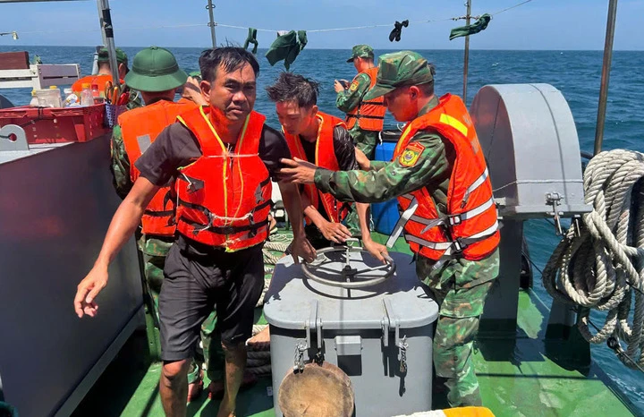 Cứu thành công 11 người trong vụ chìm tàu trên biển Hải Phòng Cứu thành công 11 người trong vụ chìm tàu trên biển Hải Phòng