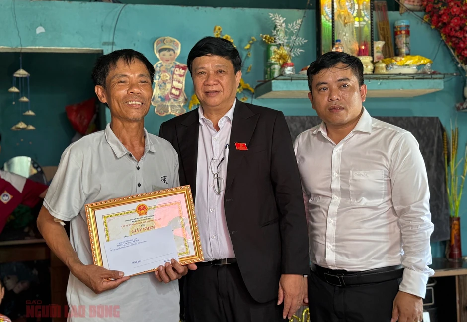 Cứu trẻ nhỏ Đà Nẵng: Hành động dũng cảm của ông Lê Công Quang Giữa sóng dữ Cứu trẻ nhỏ Đà Nẵng: Hành động dũng cảm của ông Lê Công Quang Giữa sóng dữ