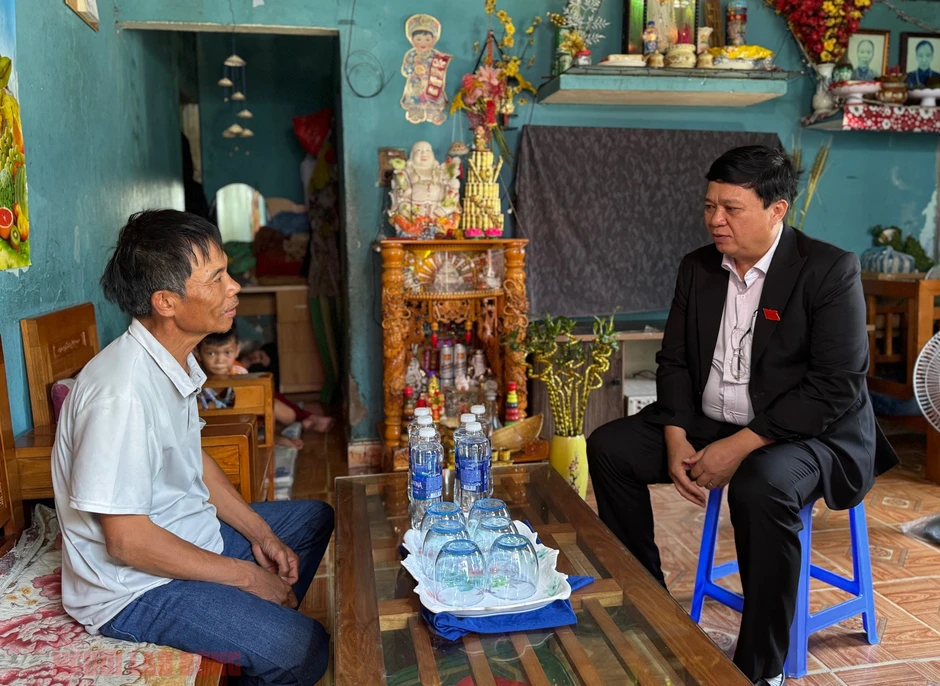 Cứu trẻ nhỏ Đà Nẵng: Hành động dũng cảm của ông Lê Công Quang Giữa sóng dữ Cứu trẻ nhỏ Đà Nẵng: Hành động dũng cảm của ông Lê Công Quang Giữa sóng dữ
