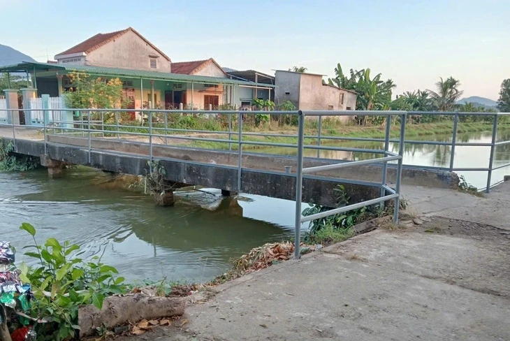Đã lắp lan can cho cây cầu trên đoạn kênh '30 năm cướp đi sinh mạng 28 người'