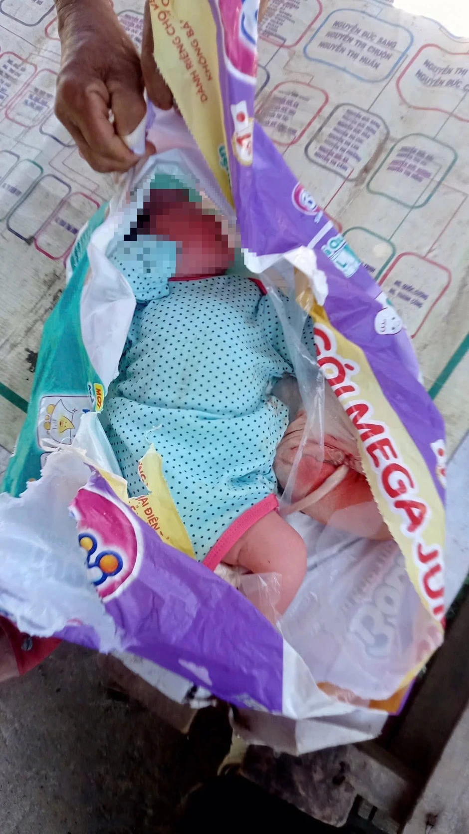 Đà Nẵng: Bé gái còn nguyên dây rốn bị bỏ rơi giữa trưa nắng Đà Nẵng: Bé gái còn nguyên dây rốn bị bỏ rơi giữa trưa nắng