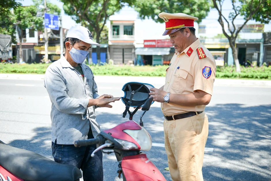 Đà Nẵng: Trao tặng 2.000 mũ bảo hiểm đạt chuẩn cho người dân Đà Nẵng: Trao tặng 2.000 mũ bảo hiểm đạt chuẩn cho người dân