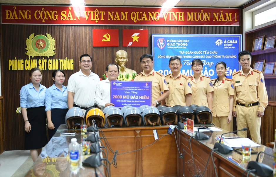 Đà Nẵng: Trao tặng 2.000 mũ bảo hiểm đạt chuẩn cho người dân Đà Nẵng: Trao tặng 2.000 mũ bảo hiểm đạt chuẩn cho người dân