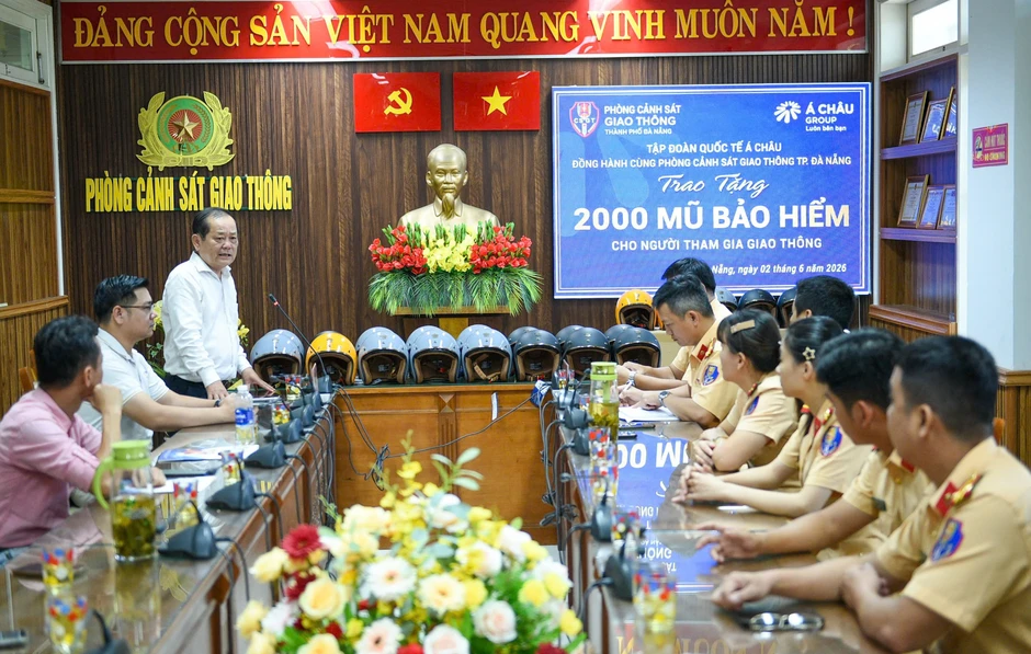 Đà Nẵng: Trao tặng 2.000 mũ bảo hiểm đạt chuẩn cho người dân Đà Nẵng: Trao tặng 2.000 mũ bảo hiểm đạt chuẩn cho người dân