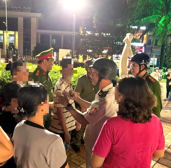 Đà Nẵng xử lý karaoke ồn ào bên sông Hàn, tạm giữ 3 'loa kẹo kéo'