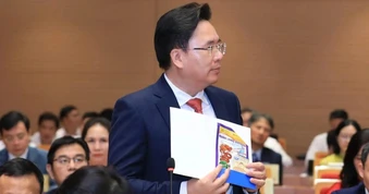 Đại biểu mang vỏ túi thuốc trừ sâu vào nghị trường HĐND TP Hà Nội chất vấn