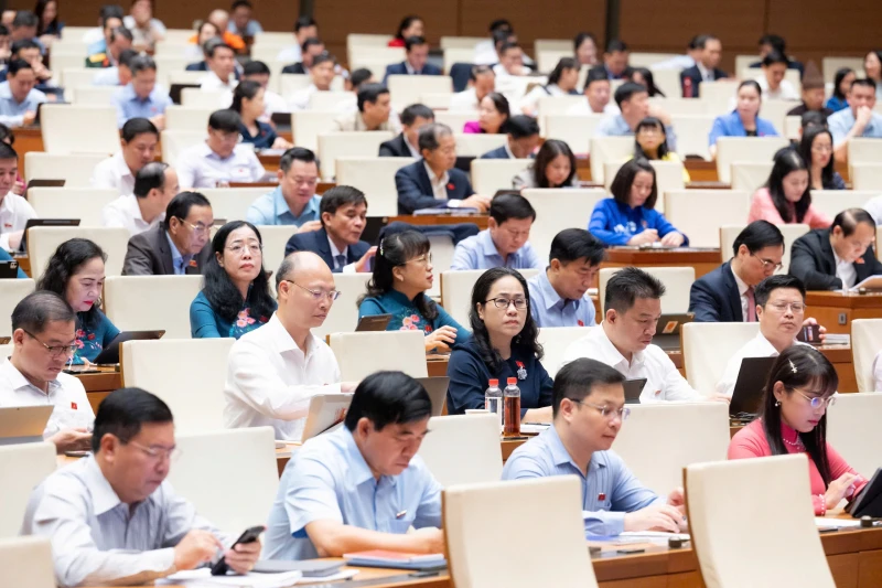 Đại biểu Quốc hội đề xuất hạ nhiệt thị trường bất động sản; tăng lương cán bộ, công chức Đại biểu Quốc hội đề xuất hạ nhiệt thị trường bất động sản; tăng lương cán bộ, công chức