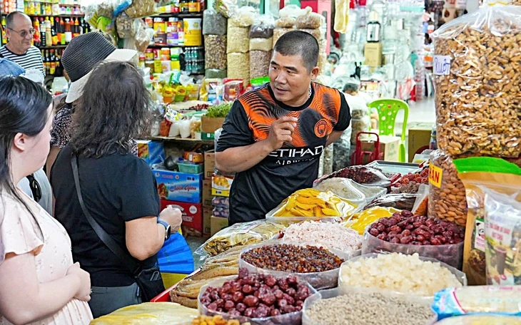 Đại biểu Quốc hội đề xuất ngưỡng doanh thu miễn thuế của hộ kinh doanh nâng lên 3 tỉ đồng Đại biểu Quốc hội đề xuất ngưỡng doanh thu miễn thuế của hộ kinh doanh nâng lên 3 tỉ đồng
