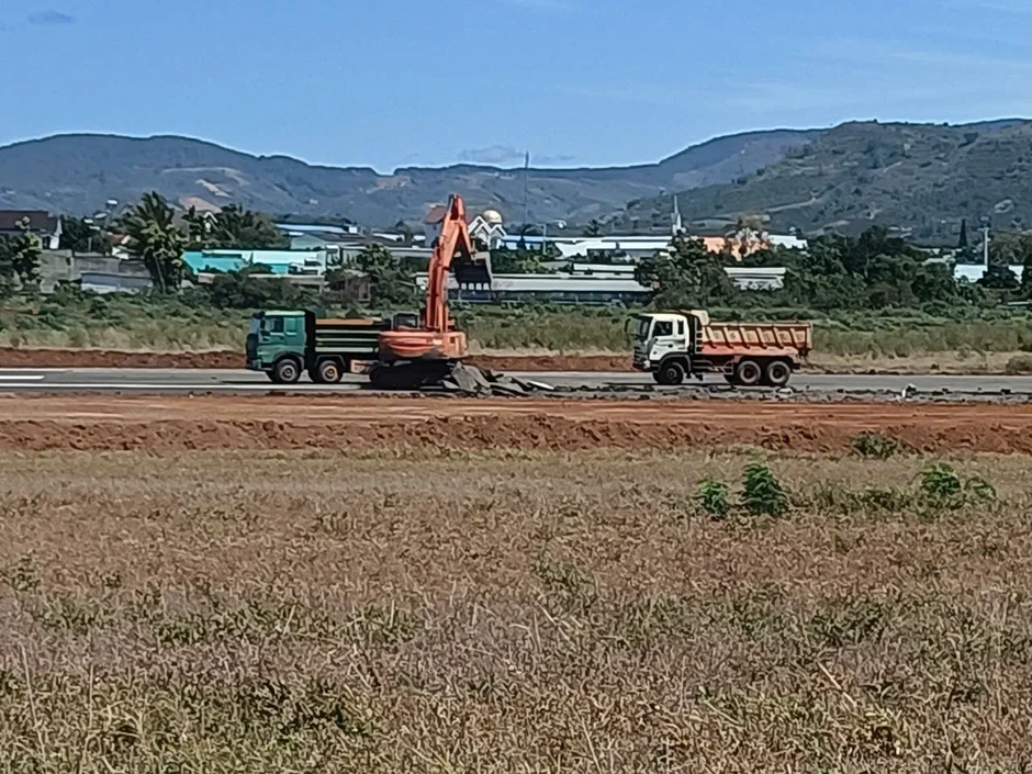 Đại công trường sân bay Liên Khương sau 2 tuần khởi công sửa chữa, nâng cấp Đại công trường sân bay Liên Khương sau 2 tuần khởi công sửa chữa, nâng cấp