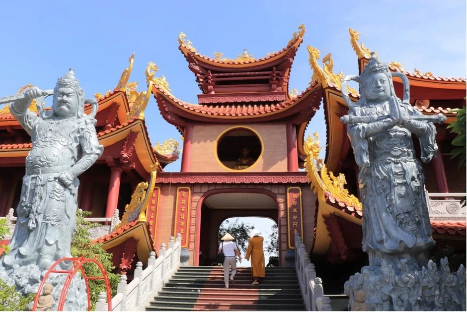 Đại diện chùa Bầu thông tin danh tính người đánh liên tiếp bé trai Đại diện chùa Bầu thông tin danh tính người đánh liên tiếp bé trai