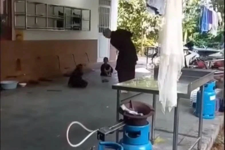 Đại diện chùa Bầu thông tin danh tính người đánh liên tiếp bé trai Đại diện chùa Bầu thông tin danh tính người đánh liên tiếp bé trai