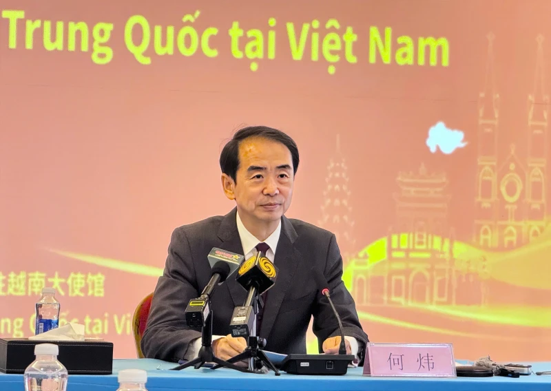 Đại sứ Hà Vĩ: “Quan hệ Việt Nam – Trung Quốc đang trong giai đoạn lịch sử vàng” Đại sứ Hà Vĩ: “Quan hệ Việt Nam – Trung Quốc đang trong giai đoạn lịch sử vàng”