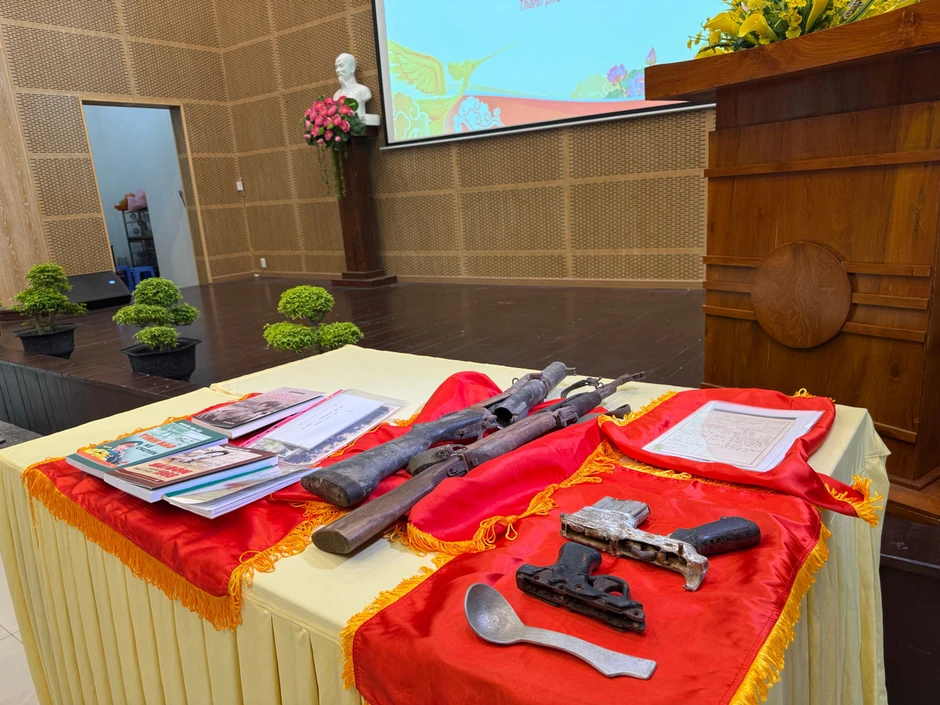 Đại tá Tư Cang tặng hai khẩu súng kỷ vật chiến tranh cho Bảo tàng Đại tá Tư Cang tặng hai khẩu súng kỷ vật chiến tranh cho Bảo tàng