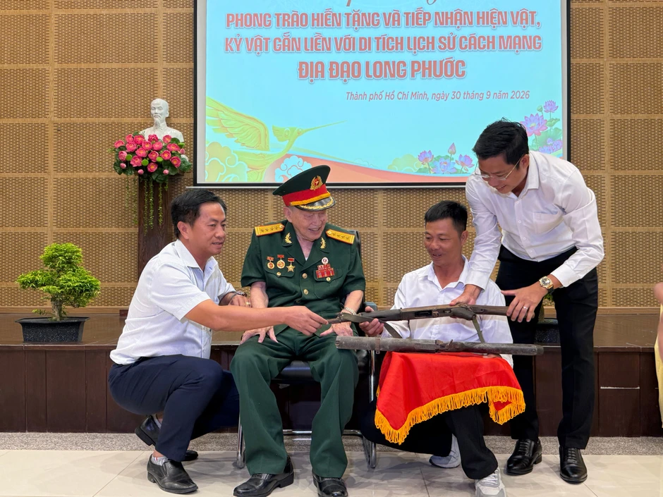 Đại tá Tư Cang tặng hai khẩu súng kỷ vật chiến tranh cho Bảo tàng Đại tá Tư Cang tặng hai khẩu súng kỷ vật chiến tranh cho Bảo tàng