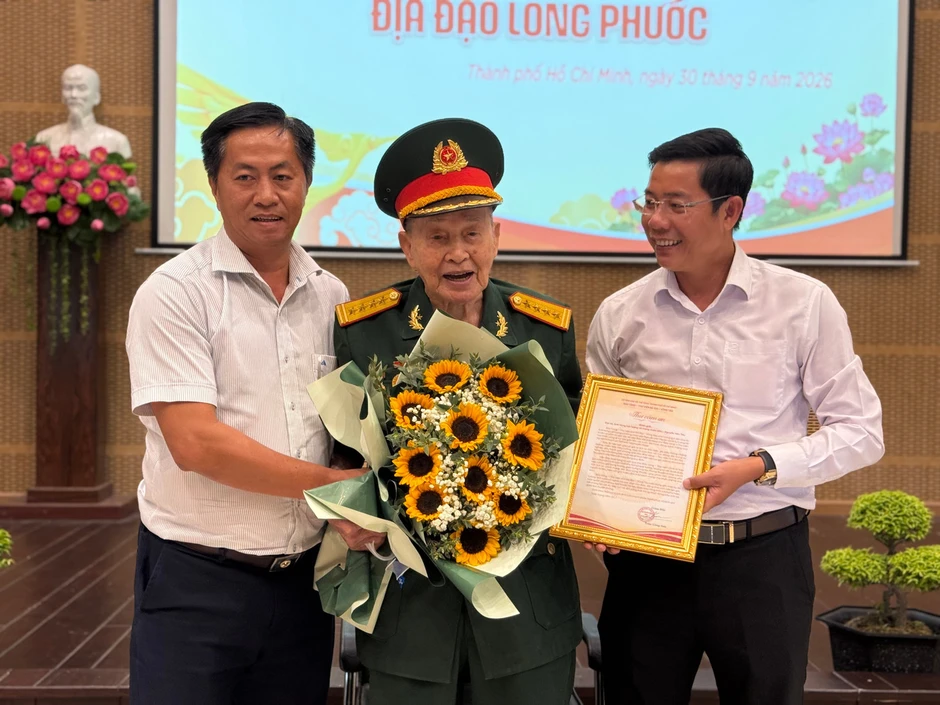 Đại tá Tư Cang tặng hai khẩu súng kỷ vật chiến tranh cho Bảo tàng Đại tá Tư Cang tặng hai khẩu súng kỷ vật chiến tranh cho Bảo tàng