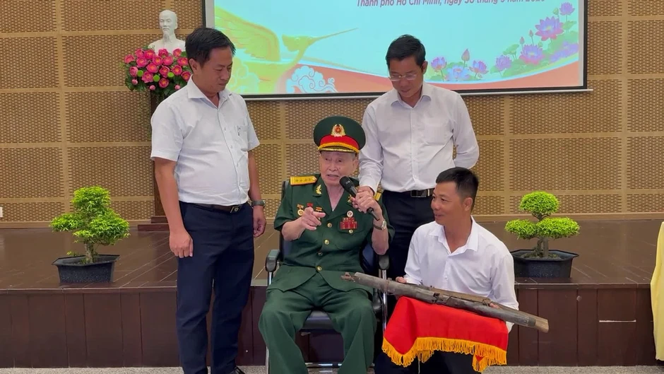 Đại tá Tư Cang tặng hai khẩu súng kỷ vật chiến tranh cho Bảo tàng Đại tá Tư Cang tặng hai khẩu súng kỷ vật chiến tranh cho Bảo tàng