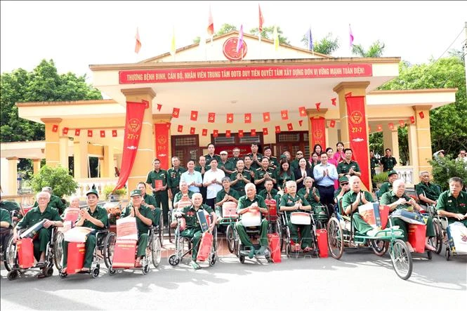 Đại tướng Nguyễn Tân Cương thăm, tặng quà tại Trung tâm Điều dưỡng thương binh Duy Tiên Đại tướng Nguyễn Tân Cương thăm, tặng quà tại Trung tâm Điều dưỡng thương binh Duy Tiên