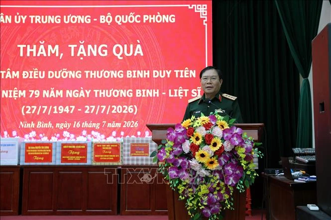 Đại tướng Nguyễn Tân Cương thăm, tặng quà tại Trung tâm Điều dưỡng thương binh Duy Tiên Đại tướng Nguyễn Tân Cương thăm, tặng quà tại Trung tâm Điều dưỡng thương binh Duy Tiên
