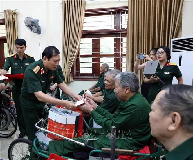 Đại tướng Nguyễn Tân Cương thăm, tặng quà tại Trung tâm Điều dưỡng thương binh Duy Tiên Đại tướng Nguyễn Tân Cương thăm, tặng quà tại Trung tâm Điều dưỡng thương binh Duy Tiên