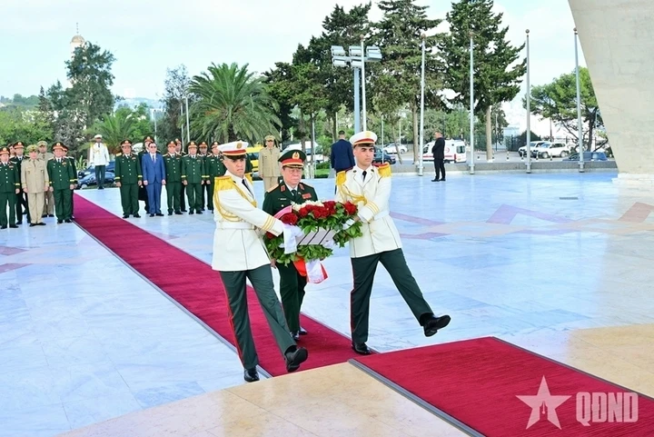 Đại tướng Nguyễn Trọng Nghĩa dâng hoa tưởng niệm Chủ tịch Hồ Chí Minh ở Algeria Đại tướng Nguyễn Trọng Nghĩa dâng hoa tưởng niệm Chủ tịch Hồ Chí Minh ở Algeria
