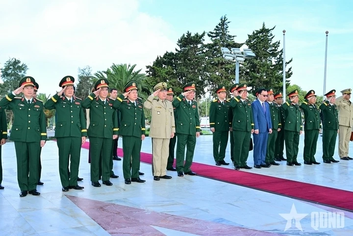 Đại tướng Nguyễn Trọng Nghĩa dâng hoa tưởng niệm Chủ tịch Hồ Chí Minh ở Algeria Đại tướng Nguyễn Trọng Nghĩa dâng hoa tưởng niệm Chủ tịch Hồ Chí Minh ở Algeria