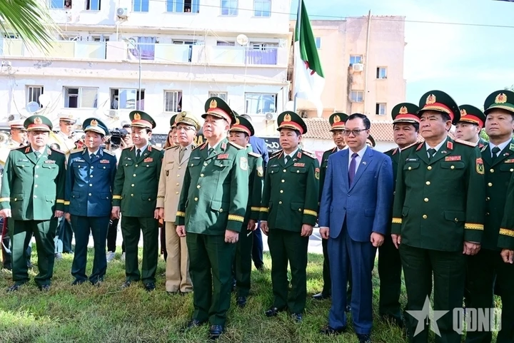 Đại tướng Nguyễn Trọng Nghĩa dâng hoa tưởng niệm Chủ tịch Hồ Chí Minh ở Algeria Đại tướng Nguyễn Trọng Nghĩa dâng hoa tưởng niệm Chủ tịch Hồ Chí Minh ở Algeria