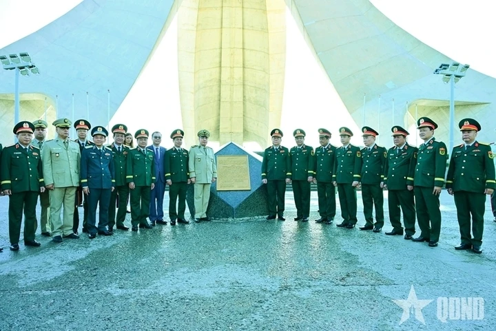 Đại tướng Nguyễn Trọng Nghĩa dâng hoa tưởng niệm Chủ tịch Hồ Chí Minh ở Algeria Đại tướng Nguyễn Trọng Nghĩa dâng hoa tưởng niệm Chủ tịch Hồ Chí Minh ở Algeria