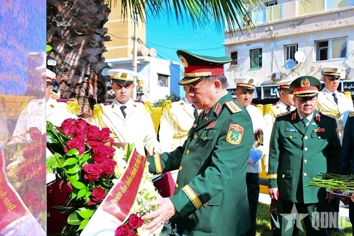 Đại tướng Nguyễn Trọng Nghĩa dâng hoa tưởng niệm Chủ tịch Hồ Chí Minh ở Algeria Đại tướng Nguyễn Trọng Nghĩa dâng hoa tưởng niệm Chủ tịch Hồ Chí Minh ở Algeria