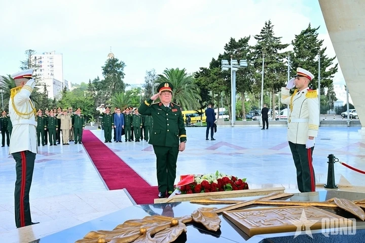 Đại tướng Nguyễn Trọng Nghĩa dâng hoa tưởng niệm Chủ tịch Hồ Chí Minh ở Algeria Đại tướng Nguyễn Trọng Nghĩa dâng hoa tưởng niệm Chủ tịch Hồ Chí Minh ở Algeria
