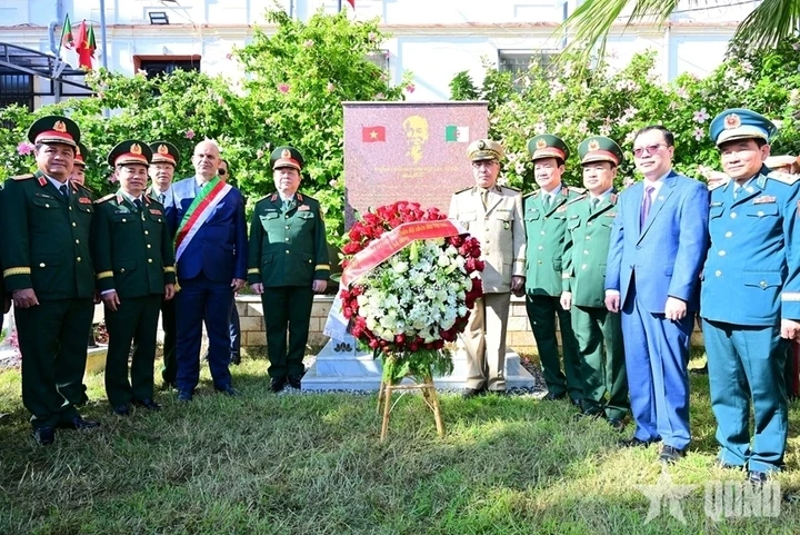 Đại tướng Nguyễn Trọng Nghĩa dâng hoa tưởng niệm Chủ tịch Hồ Chí Minh ở Algeria Đại tướng Nguyễn Trọng Nghĩa dâng hoa tưởng niệm Chủ tịch Hồ Chí Minh ở Algeria