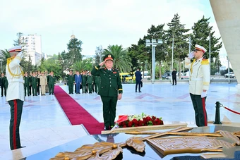Đại tướng Nguyễn Trọng Nghĩa dâng hoa tưởng niệm Chủ tịch Hồ Chí Minh ở Algeria