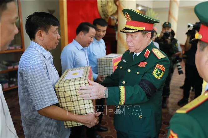 Đại tướng Nguyễn Trọng Nghĩa dự truy điệu, an táng hài cốt liệt sĩ Việt Nam hy sinh tại Lào Đại tướng Nguyễn Trọng Nghĩa dự truy điệu, an táng hài cốt liệt sĩ Việt Nam hy sinh tại Lào