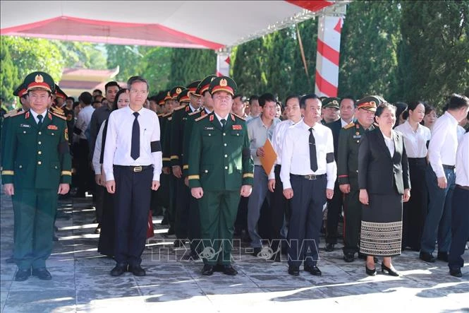 Đại tướng Nguyễn Trọng Nghĩa dự truy điệu, an táng hài cốt liệt sĩ Việt Nam hy sinh tại Lào Đại tướng Nguyễn Trọng Nghĩa dự truy điệu, an táng hài cốt liệt sĩ Việt Nam hy sinh tại Lào