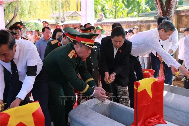Đại tướng Nguyễn Trọng Nghĩa dự truy điệu, an táng hài cốt liệt sĩ Việt Nam hy sinh tại Lào Đại tướng Nguyễn Trọng Nghĩa dự truy điệu, an táng hài cốt liệt sĩ Việt Nam hy sinh tại Lào