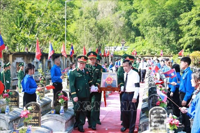 Đại tướng Nguyễn Trọng Nghĩa dự truy điệu, an táng hài cốt liệt sĩ Việt Nam hy sinh tại Lào Đại tướng Nguyễn Trọng Nghĩa dự truy điệu, an táng hài cốt liệt sĩ Việt Nam hy sinh tại Lào
