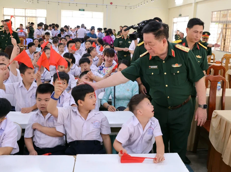 Đại tướng Nguyễn Trọng Nghĩa gặp mặt 100 già làng, trưởng thôn, người có uy tín khu vực Nam Bộ Đại tướng Nguyễn Trọng Nghĩa gặp mặt 100 già làng, trưởng thôn, người có uy tín khu vực Nam Bộ