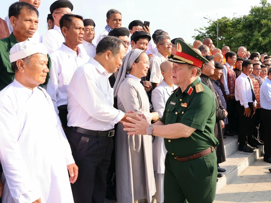 Đại tướng Nguyễn Trọng Nghĩa gặp mặt 100 già làng, trưởng thôn, người có uy tín khu vực Nam Bộ Đại tướng Nguyễn Trọng Nghĩa gặp mặt 100 già làng, trưởng thôn, người có uy tín khu vực Nam Bộ